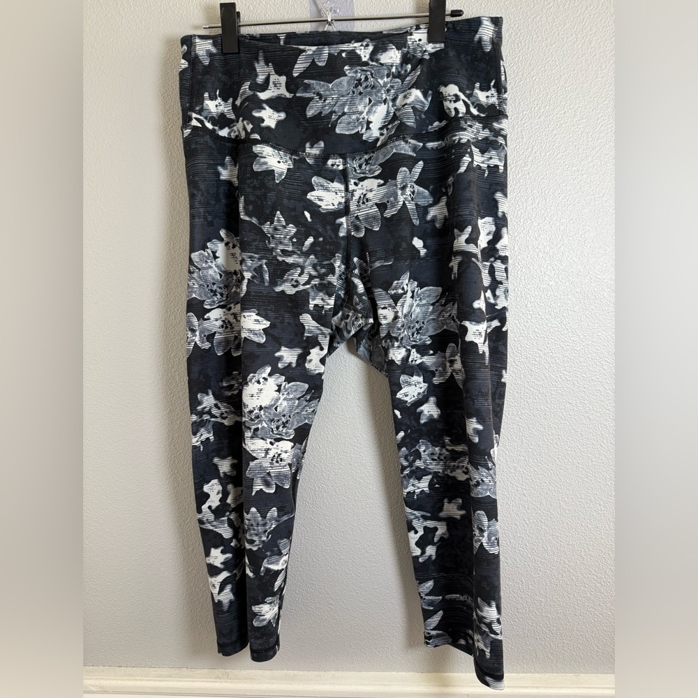 Old Navy Active Black and White Patterned Leggings - Picture 5 of 6